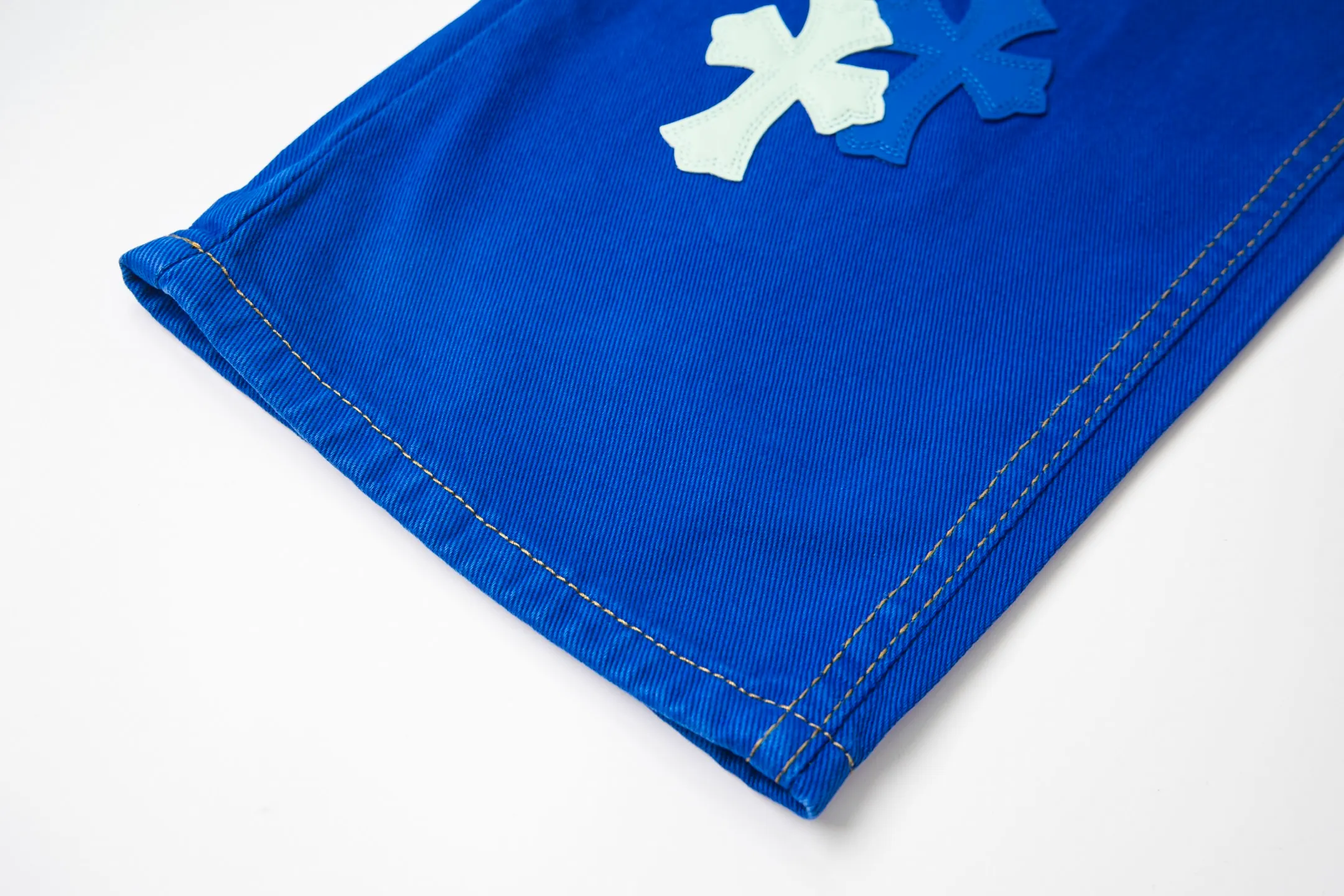 P270 💰 (Top version) Chrome hearts | ch Chrome hearts London limited dopamine blue leather jeans - charming dopamine personality jeans, indispensable for fashionistas, the same style for celebrities, and one touted by many bloggers. This new pair of pants is perfect in terms of shape and upper body. It is no exaggeration to say that making a pair of jeans is equivalent to the time of making 20 short-sleeved jeans. The fabric is made of high-quality imported denim. It has a unique high-end texture. I am very satisfied with it after washing and proofing several times. Color: dopamine blue Size: 28-30-32-34 (corresponds to S-M-L-XL)